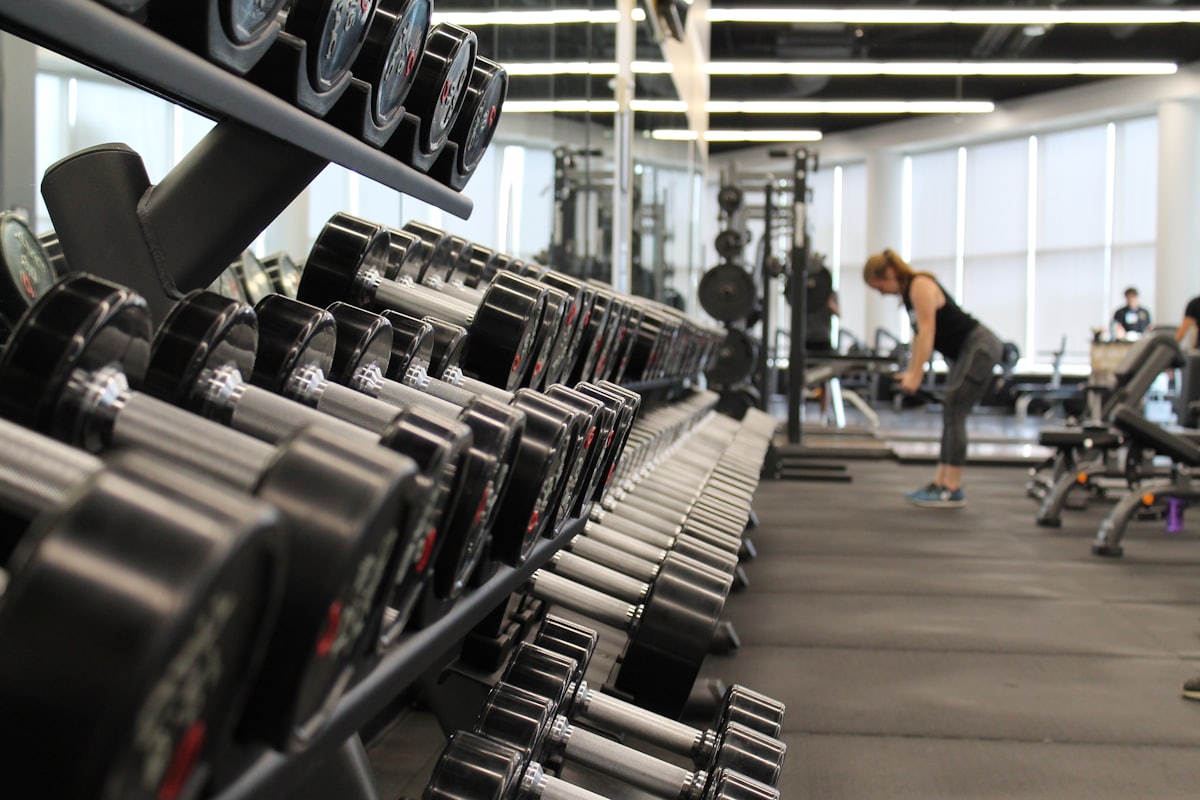 Hilera de mancuernas en un gimnasio amplio